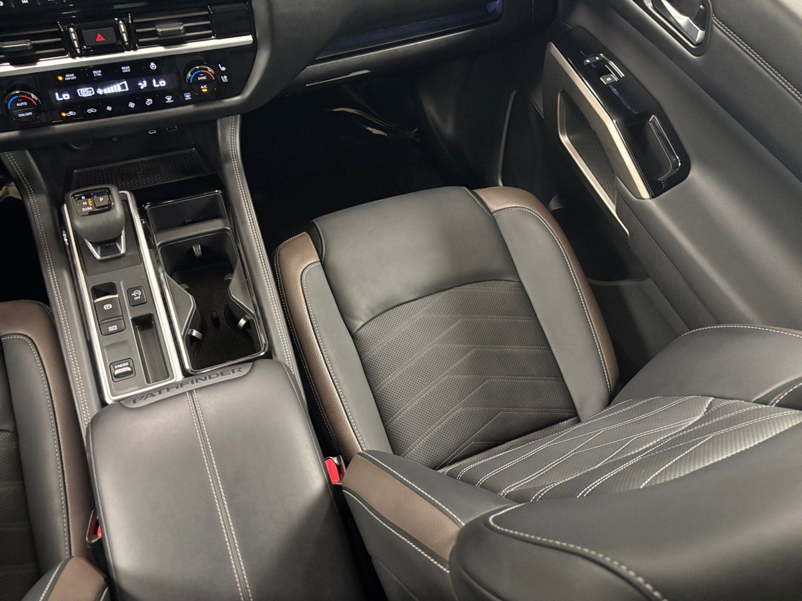 Used 2025 Nissan Pathfinder Platinum FWD image 16