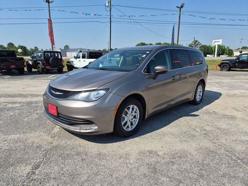 Used 2017 Chrysler Pacifica Touring FWD image 7