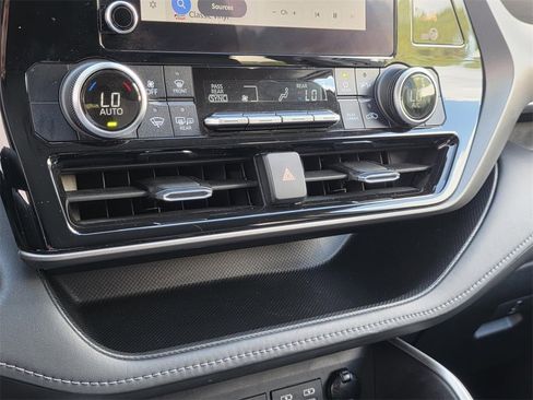 Used 2023 Toyota Highlander LE image 22