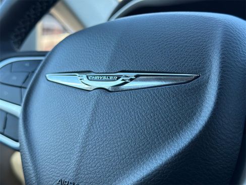 Used 2023 Chrysler Pacifica Touring-L image 26