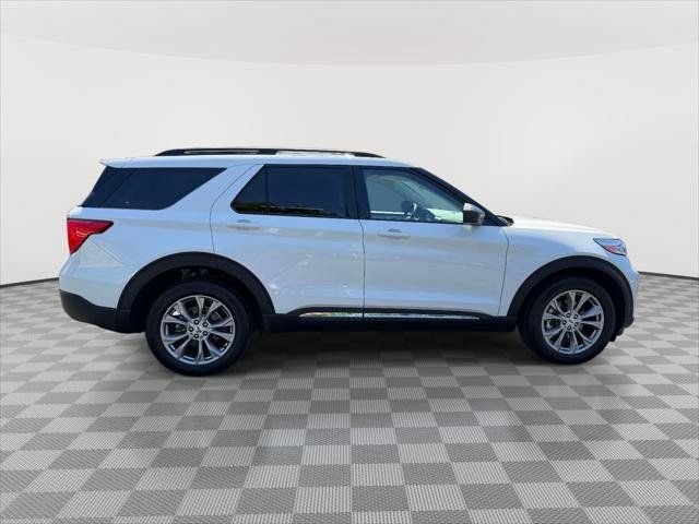 Used 2023 Ford Explorer XLT w/ Equipment Group 202A AWD/4WD image 2