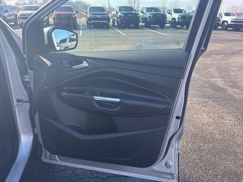 Used 2019 Ford Escape SE image 18