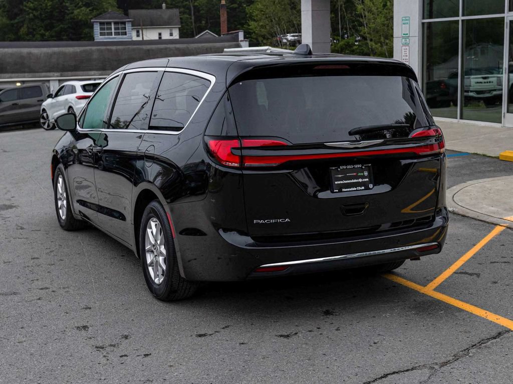 Used 2025 Chrysler Pacifica Select FWD image 6