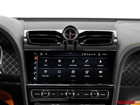 Used 2025 Bentley Bentayga AWD/4WD image 29