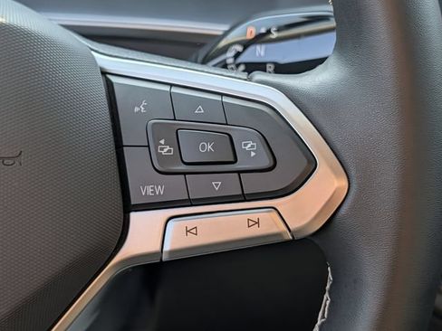 Used 2025 Volkswagen Tiguan SE FWD image 19