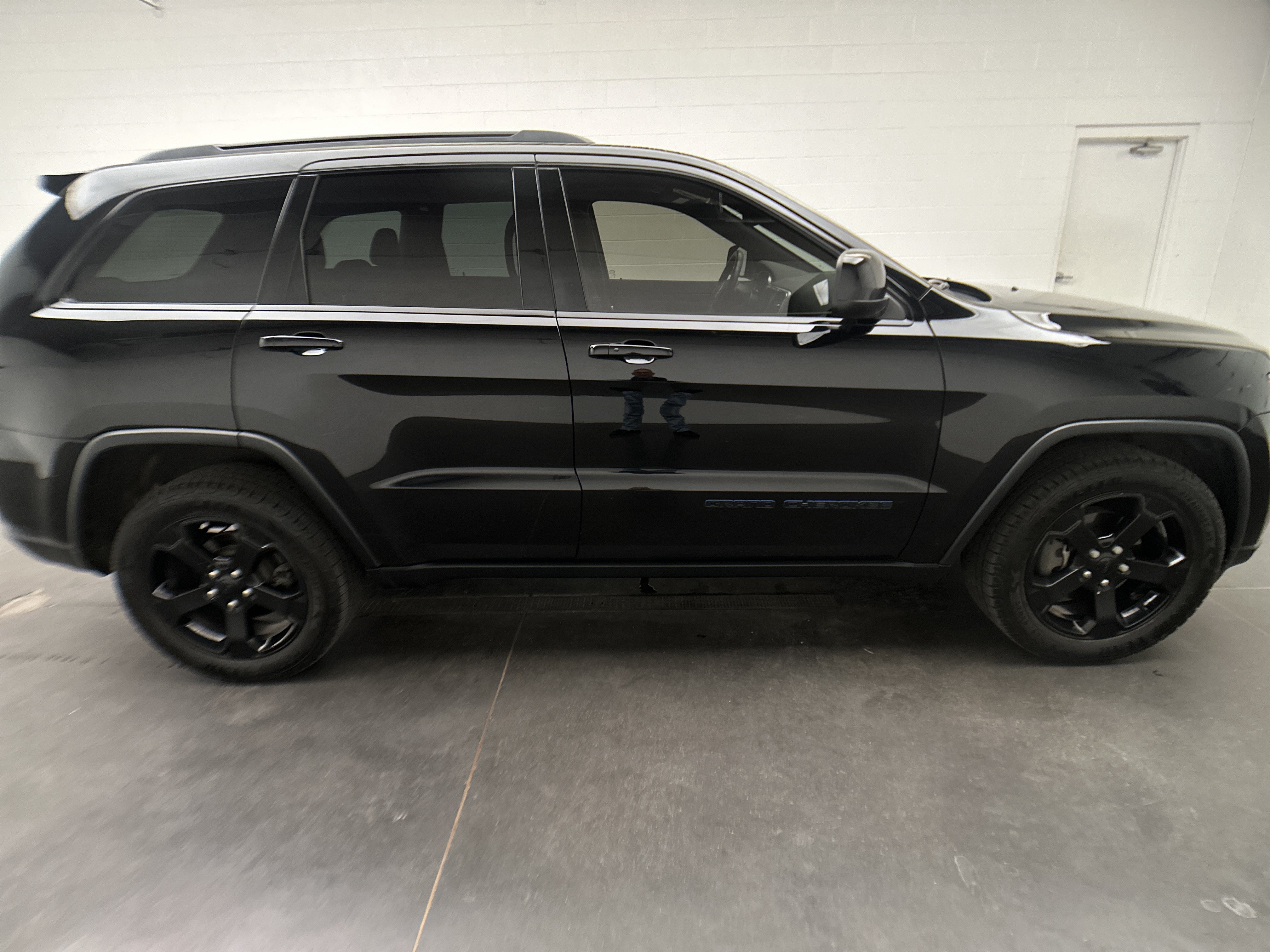 Used 2018 Jeep Grand Cherokee Laredo AWD/4WD image 9