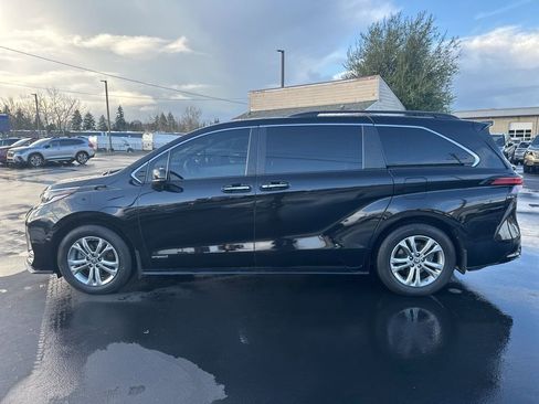 Used 2021 Toyota Sienna XSE image 3