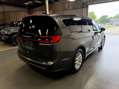 Used 2023 Chrysler Pacifica Touring-L FWD image 5