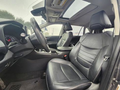 Used 2021 Toyota RAV4 XLE Premium image 7