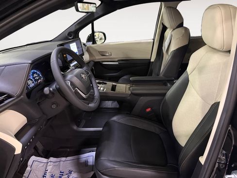 New 2025 Toyota Sienna Platinum image 10