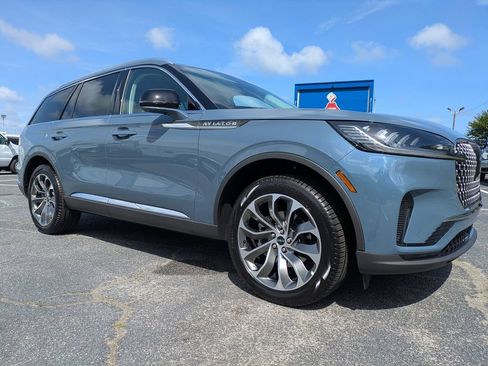 New 2026 Lincoln Aviator AWD image 2
