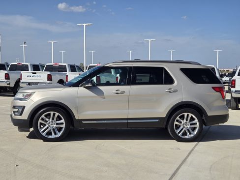 Used 2017 Ford Explorer XLT w/ Equipment Group 202A FWD image 5