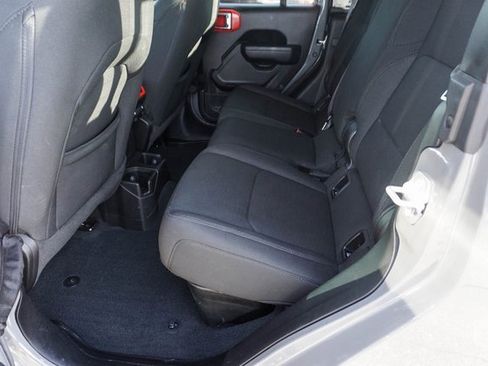 Used 2023 Jeep Gladiator Sport image 15