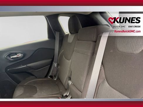 Used 2016 Jeep Cherokee Latitude FWD image 31