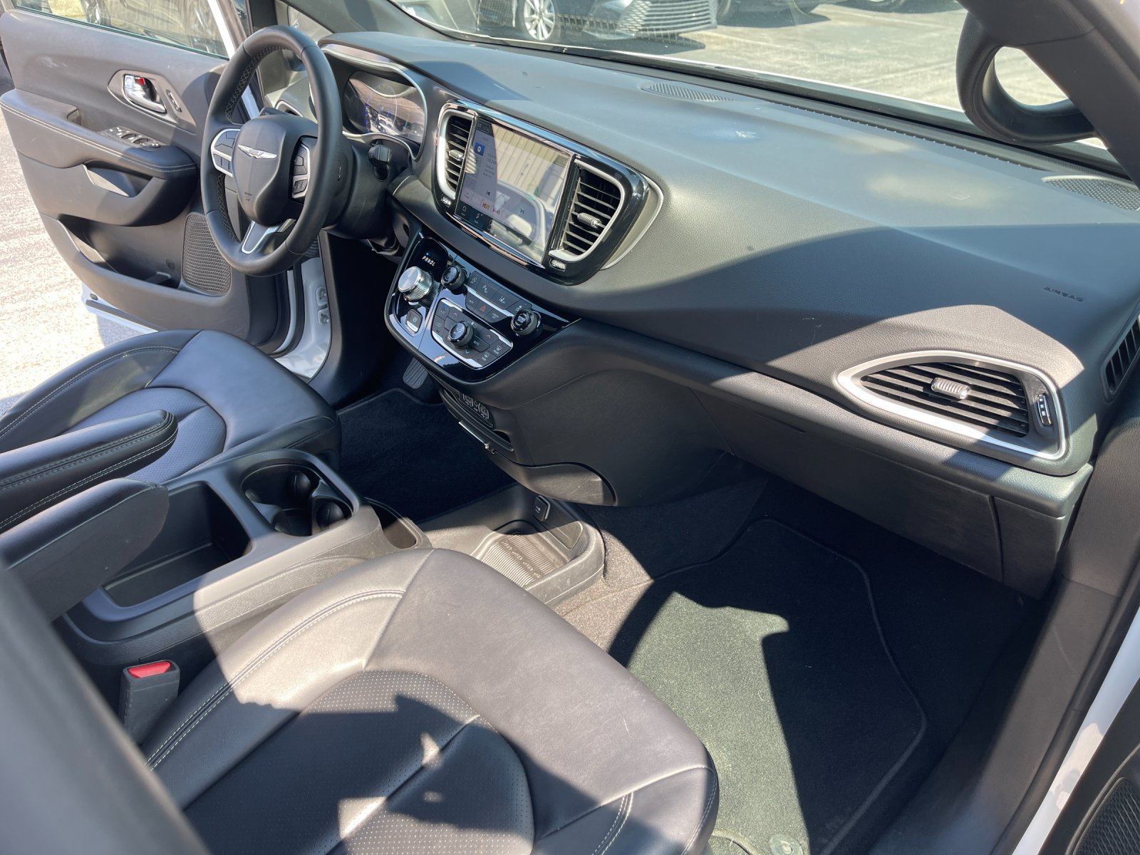 Used 2025 Chrysler Pacifica Select FWD image 20