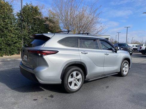 Used 2024 Toyota Highlander LE image 9