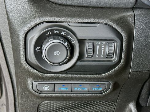 Used 2021 Jeep Wrangler Sahara w/ Cold Weather Group image 17