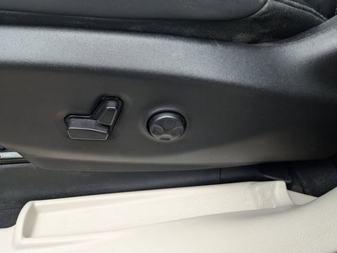 Used 2023 Chrysler Pacifica Touring-L FWD image 13