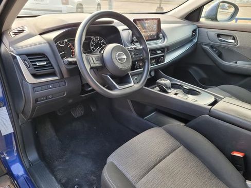 Used 2023 Nissan Rogue SV image 2