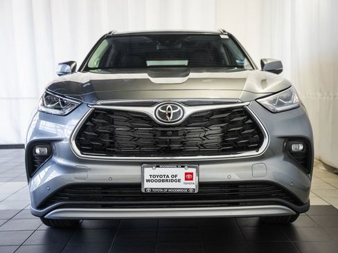 New 2026 Toyota Highlander Platinum AWD/4WD image 2