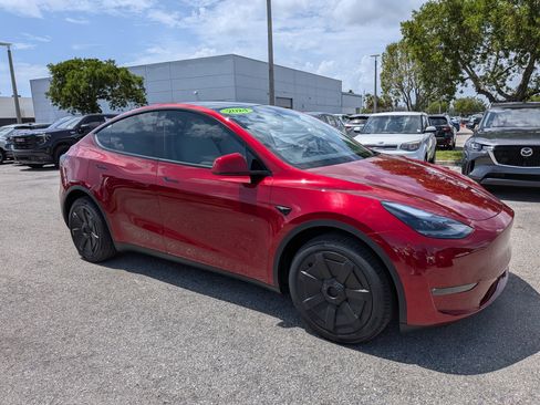 Used 2024 Tesla Model Y Long Range AWD/4WD image 1