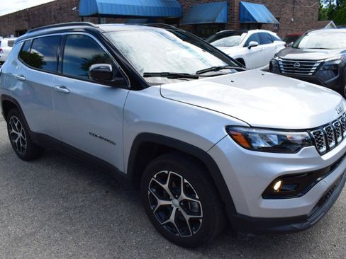 Used 2024 Jeep Compass Limited w/ Sun and Sound Group AWD/4WD image 4