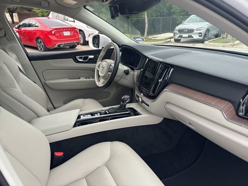 Used 2021 Volvo XC60 T5 Momentum w/ Premium Package image 14