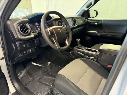 Used 2022 Toyota Tacoma TRD Off-Road AWD/4WD image 9