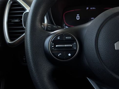 Used 2025 Kia Soul LX w/ LX Technology Package FWD image 31