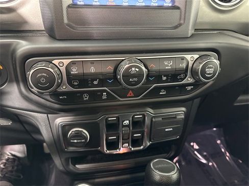 Certified 2020 Jeep Gladiator Overland w/ Cold Weather Group image 30