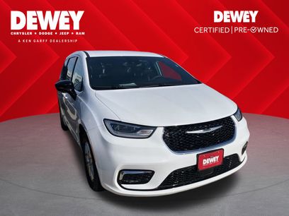 Used 2025 Chrysler Pacifica Select