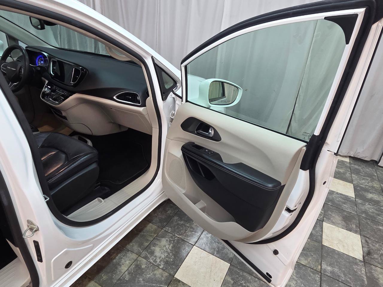 Used 2022 Chrysler Pacifica Touring-L FWD image 10