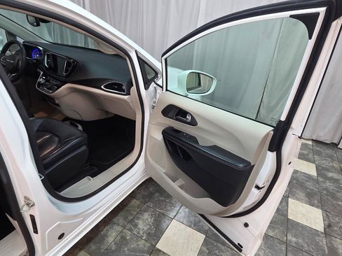 Used 2022 Chrysler Pacifica Touring-L FWD image 10