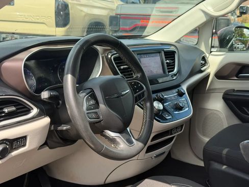 Used 2022 Chrysler Voyager LX FWD image 10