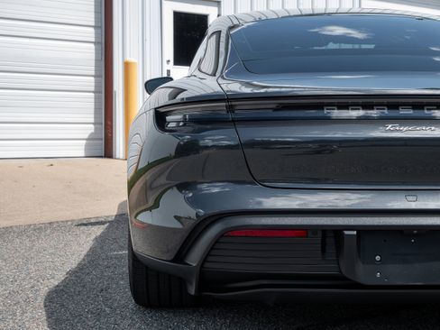 Used 2022 Porsche Taycan image 7