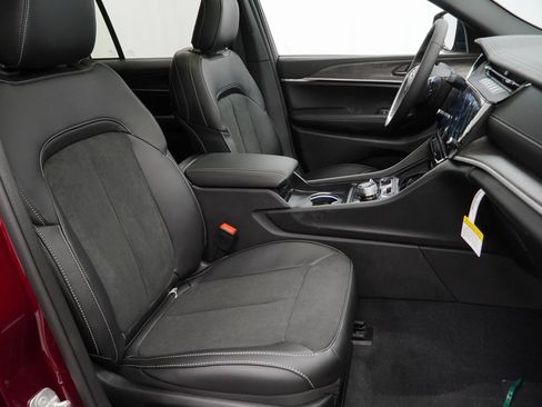 New 2026 Jeep Grand Cherokee Altitude image 34