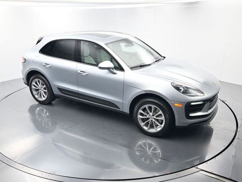 Used 2022 Porsche Macan image 44