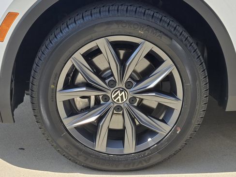 Used 2023 Volkswagen Tiguan SE w/ Panoramic Sunroof Package FWD image 8