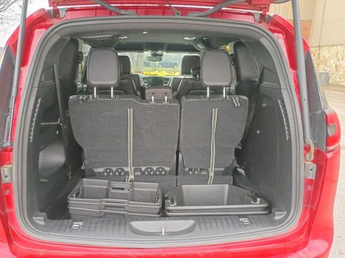 Used 2024 Chrysler Pacifica Touring-L w/ S Appearance Package image 11