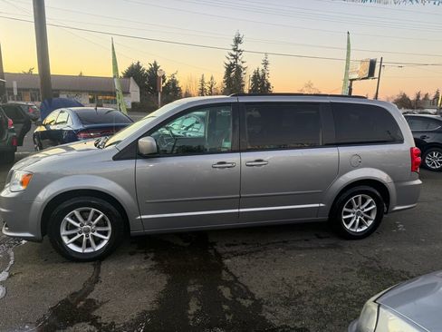 Used 2016 Dodge Grand Caravan SXT image 3