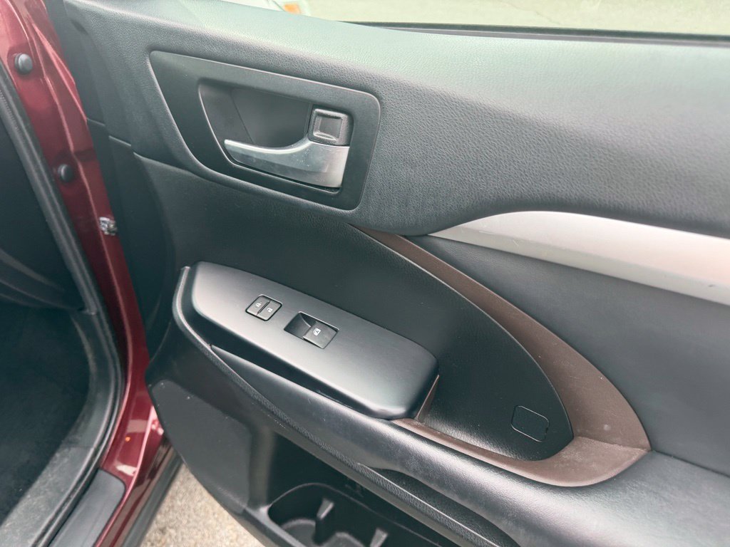 Used 2019 Toyota Highlander XLE FWD image 31
