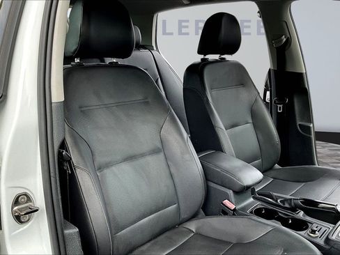 Used 2015 Volkswagen Golf S image 29