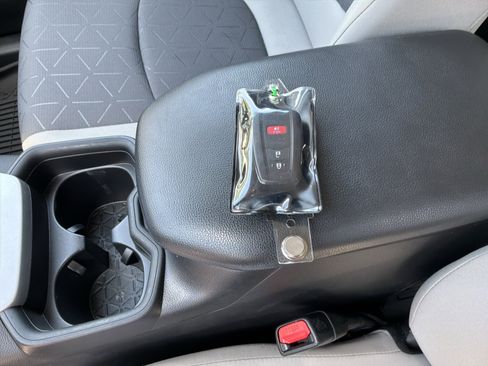 Used 2021 Toyota RAV4 XLE FWD image 35