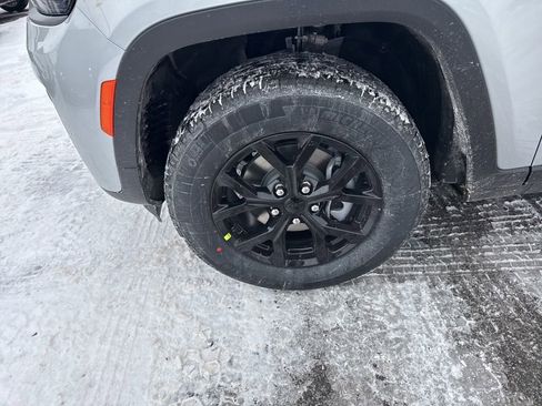 New 2026 Jeep Grand Cherokee Laredo image 9