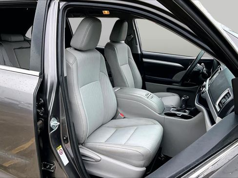 Used 2018 Toyota Highlander Plus FWD image 9