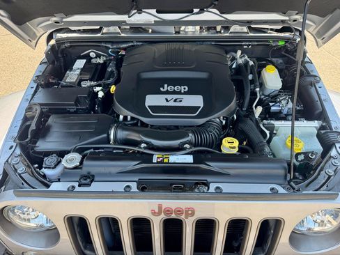 Used 2016 Jeep Wrangler Unlimited Sahara AWD/4WD image 31