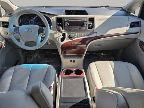 Used 2012 Toyota Sienna XLE FWD image 2