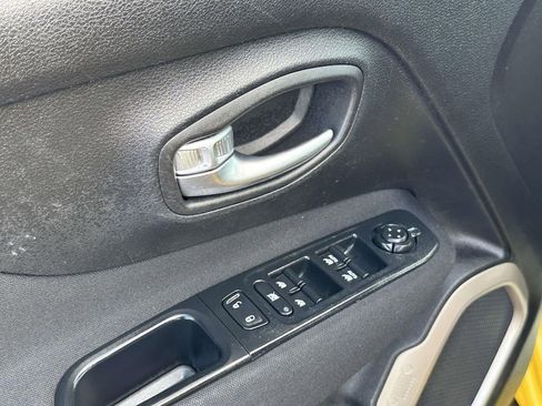 Used 2017 Jeep Renegade Latitude w/ Cold Weather Group image 17