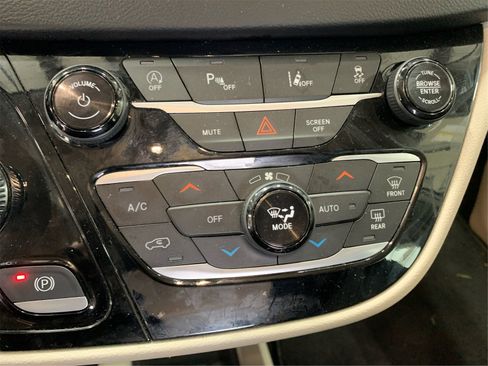 Used 2024 Chrysler Pacifica Touring-L image 26