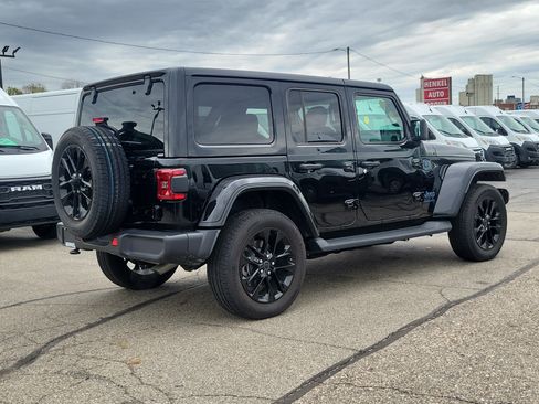 Used 2025 Jeep Wrangler Unlimited Sahara AWD/4WD image 4
